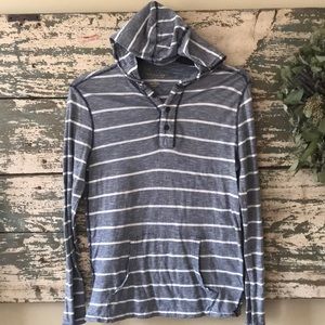 Long-sleeve, hooded Henle shirt